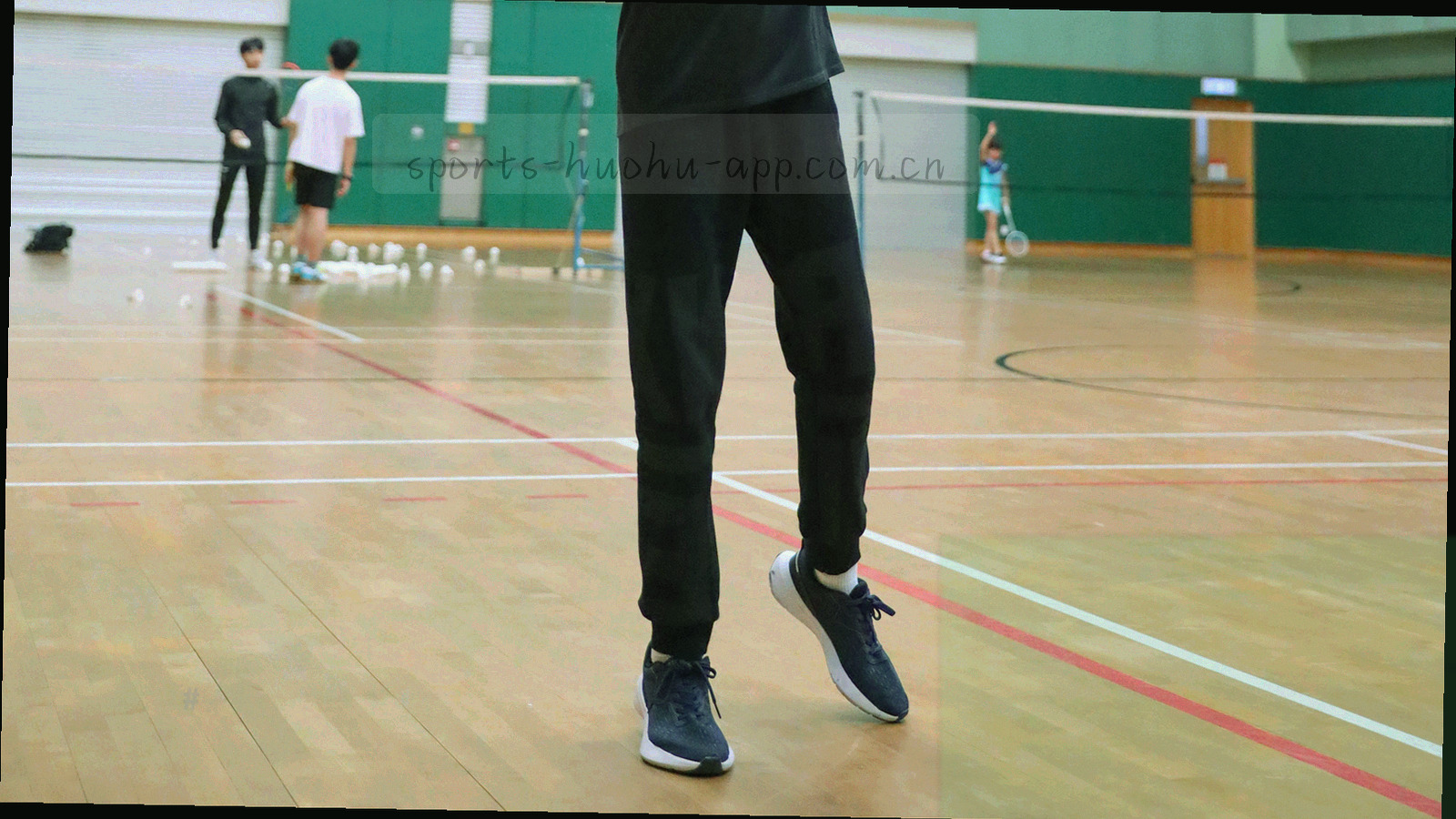 暗调球场局部叠加战术板线条与橙色专题标记
